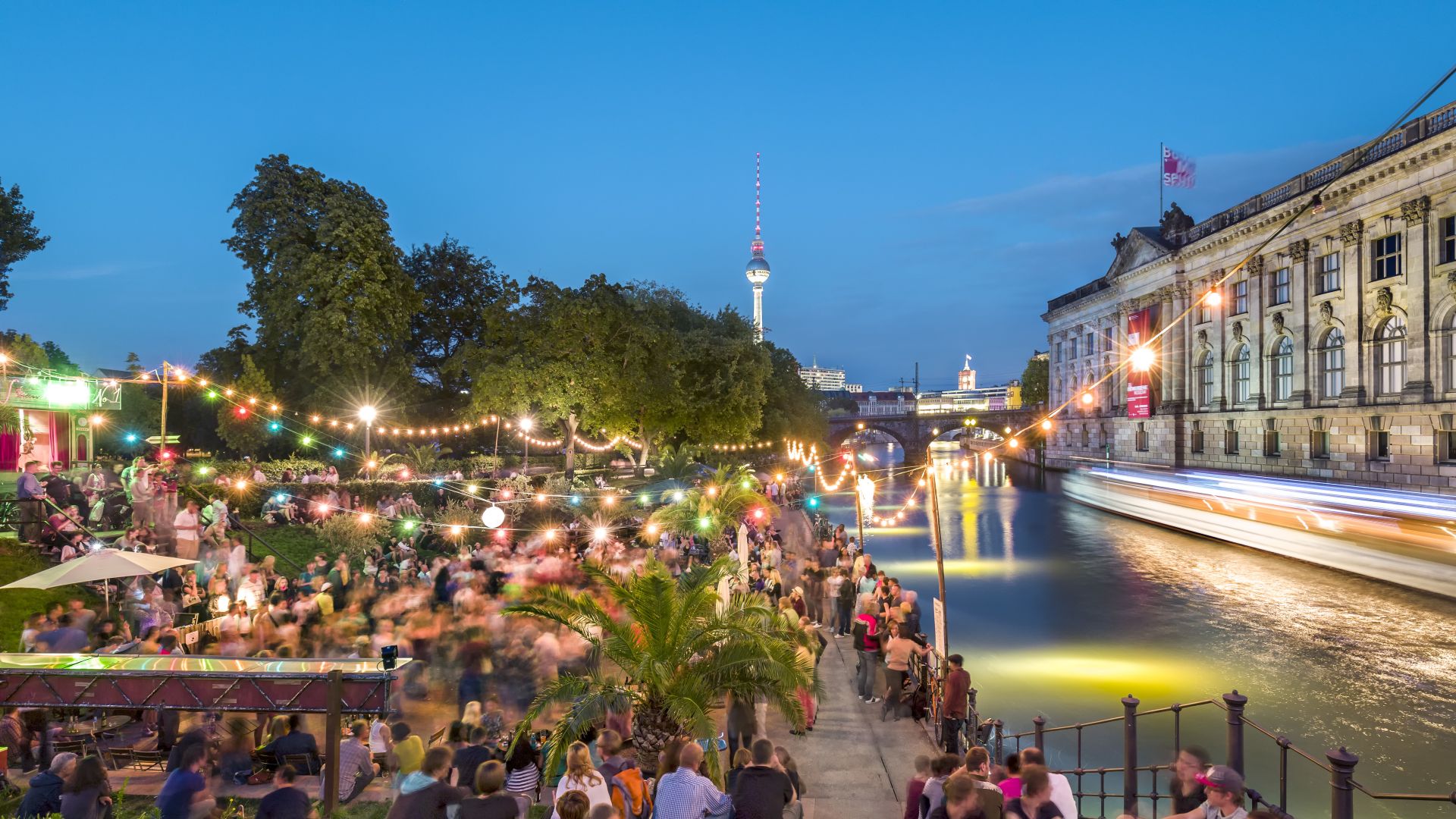 Berlin: Beach bar at the Bodemuseum_leitmotif German Summer Cities