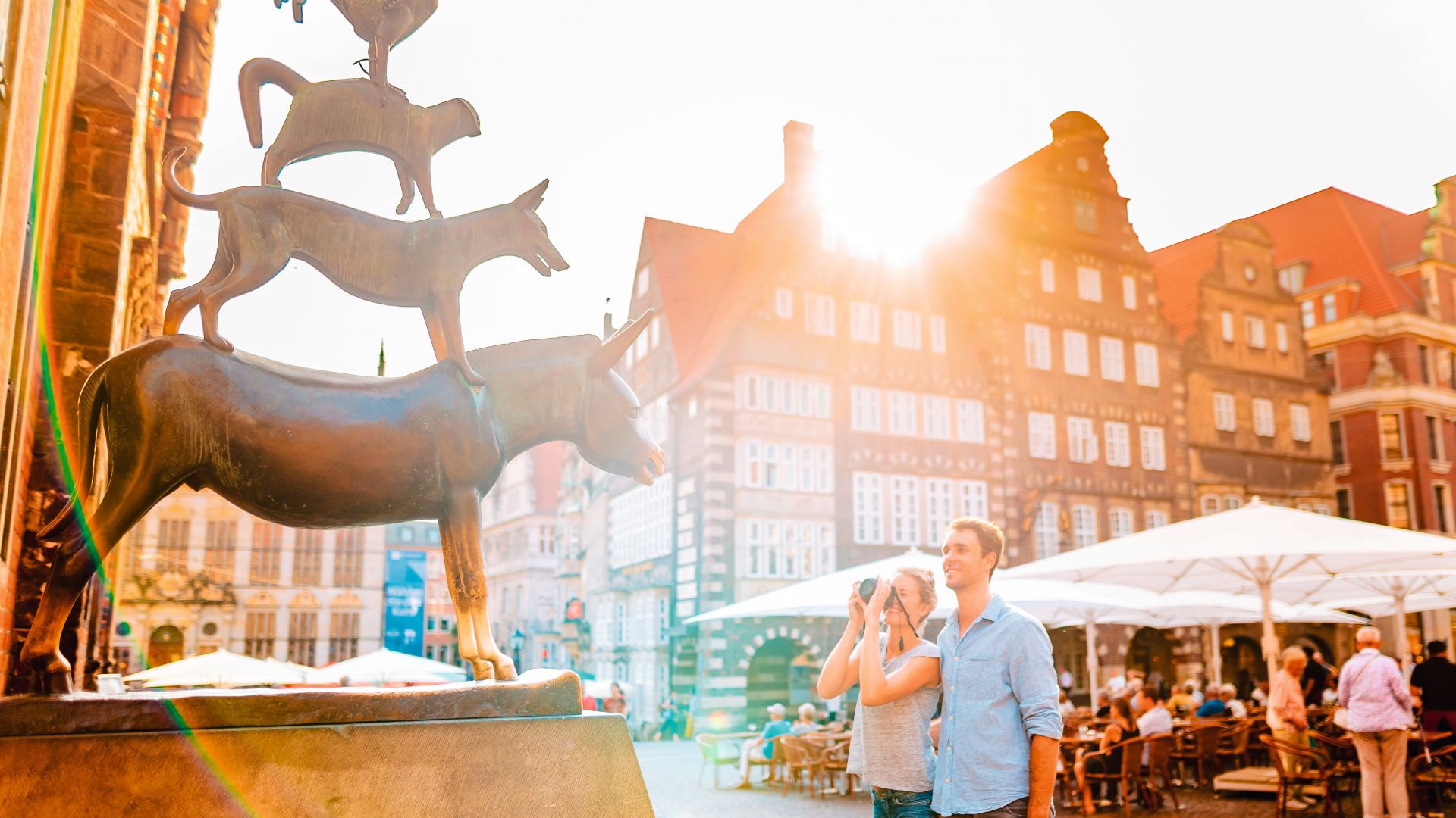 Bremen: Paar auf dem Marktplatz bei den Bremer Stadtmusikanten