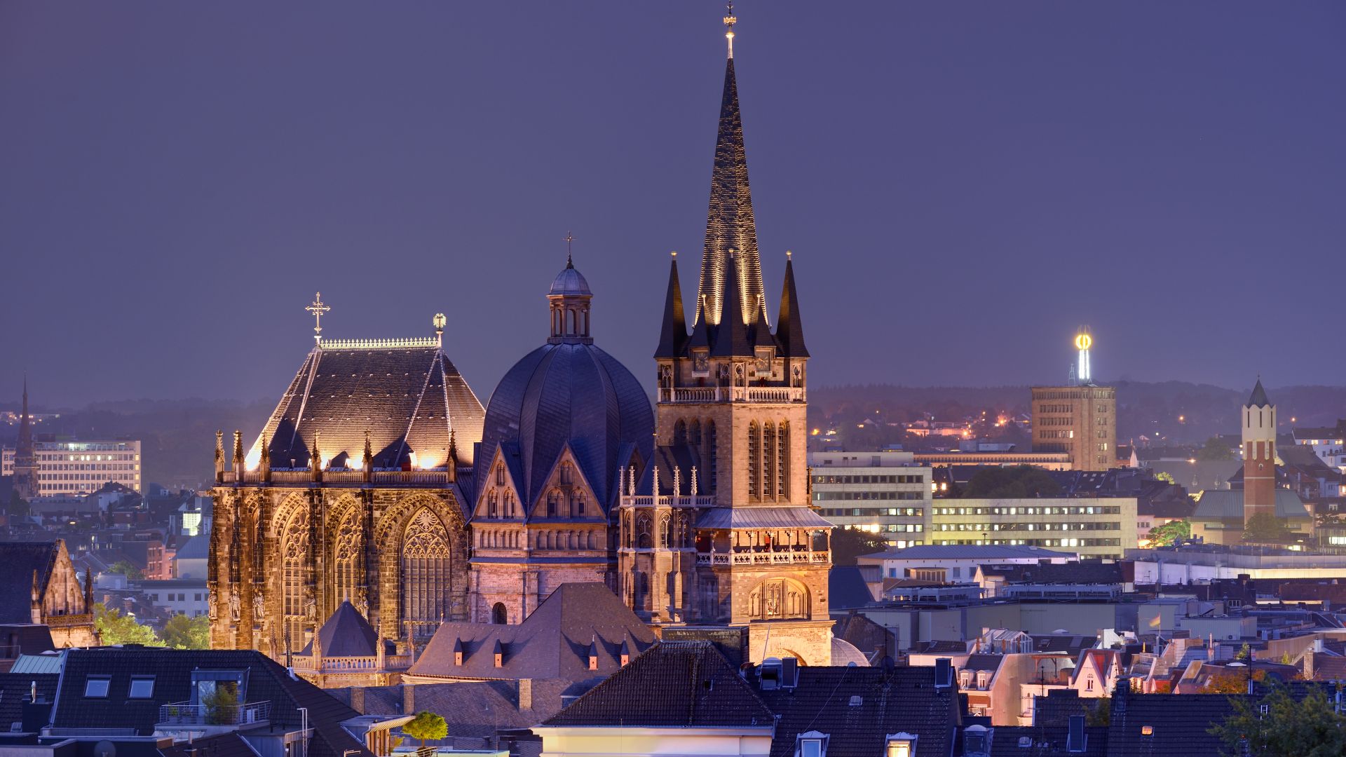 Aachen: Aachen Cathedral illuminated in the evening