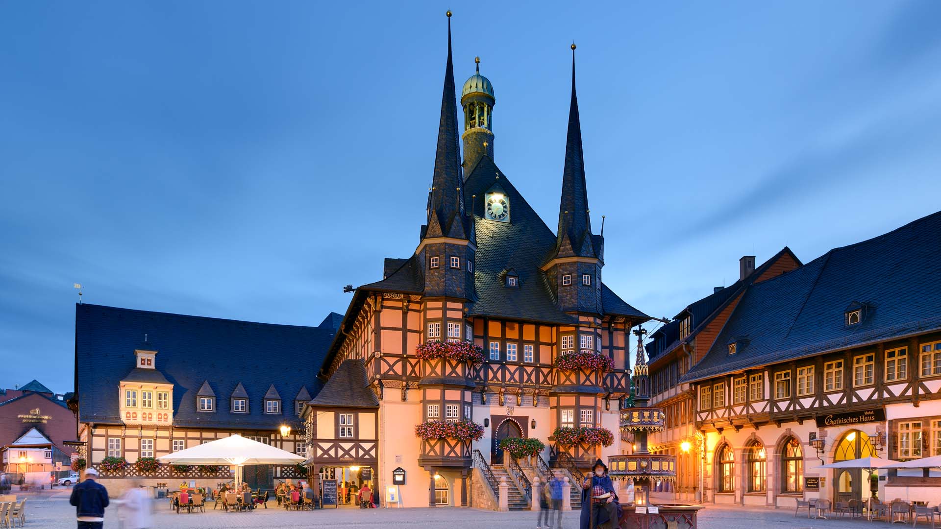 Wernigerode: Town hall on the market square in the evening