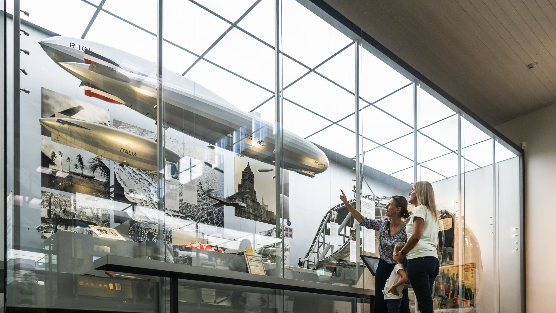 Friedrichshafen: Woman explains the Zeppelin to mother and child in the Zeppelin Museum